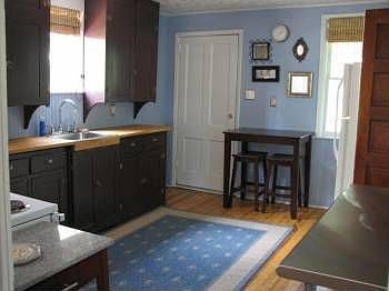5th image of 723 Tillotson St