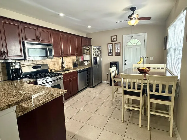 878 Salem Dr — Photo 7
