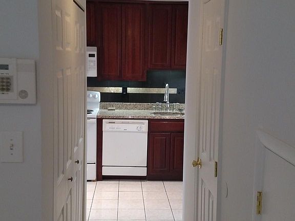 2nd image of 17 Cable Hollow Way #50-1