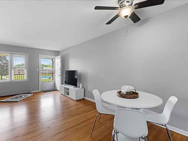 Renovated apartment with pool and parking — Photo 25