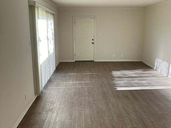 3rd image of 1023 Ocean Park Blvd Unit 5