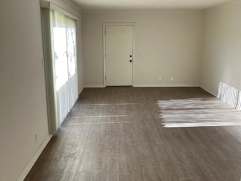 1023 Ocean Park Blvd #5 — Photo 3