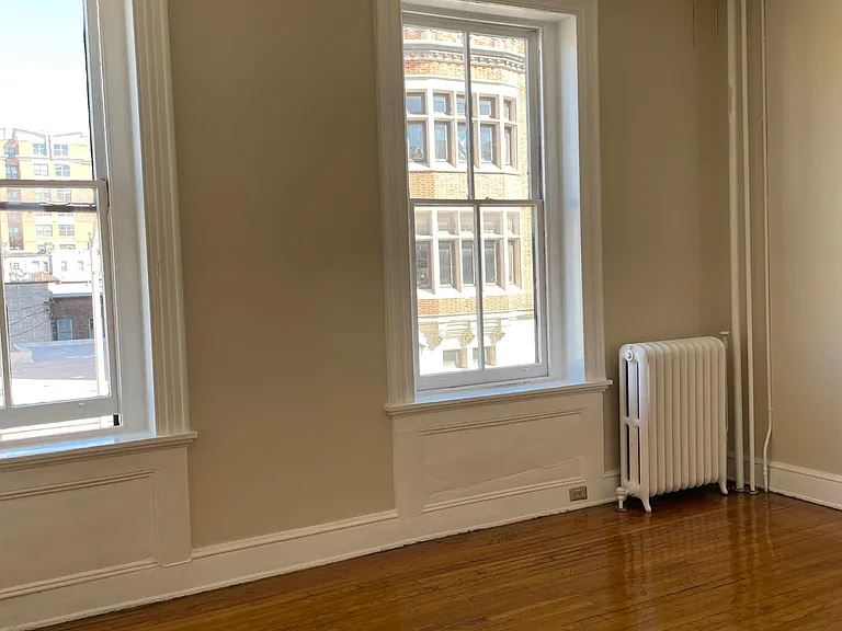 9 W Chase St — Photo 18
