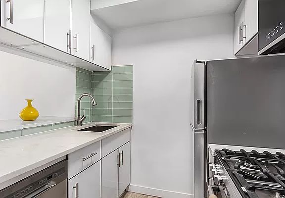3rd image of 25 W 13th St APT 4FS