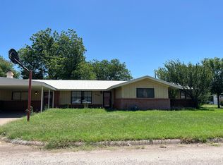 1204 N Park St, Seymour, TX 76380
