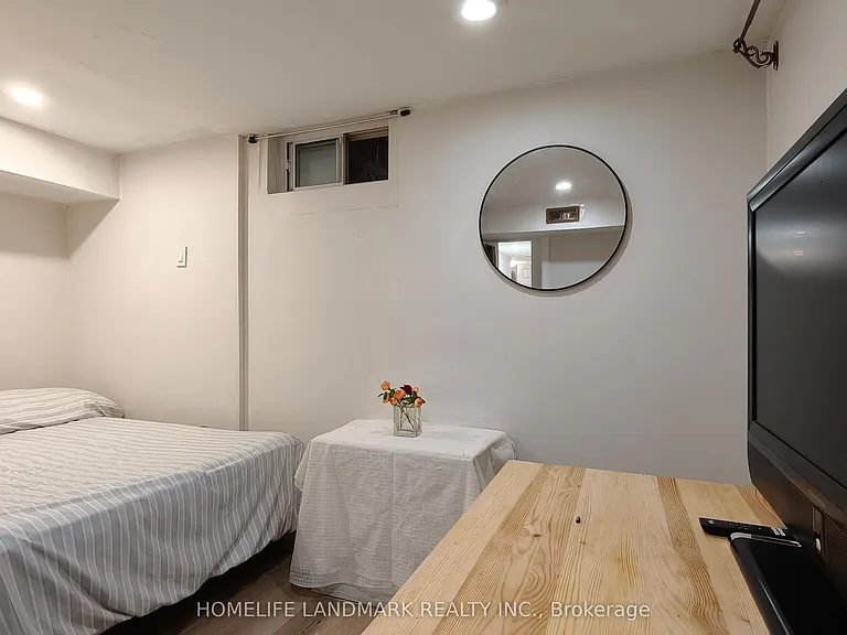 385 Marybay Cres #2 — Photo 2