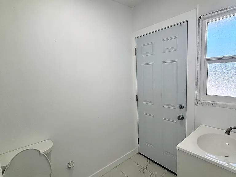 1956 1/2 Park Grove Ave #1 — Photo 5