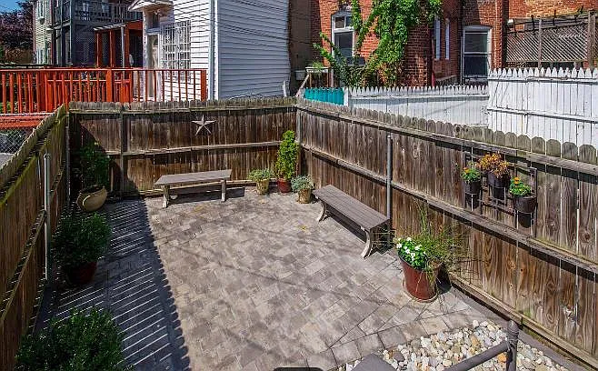 3 bed, 930 sqft, $3,000 — Photo 3