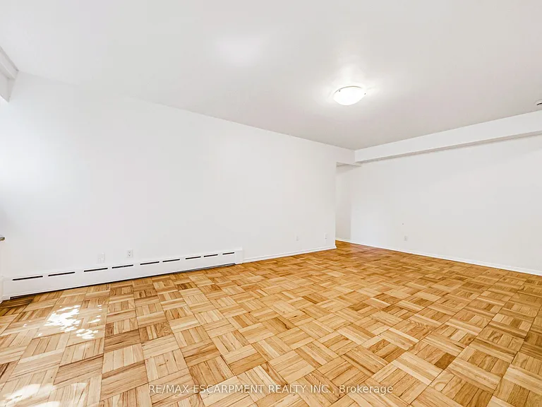 325A James St S #107 — Photo 5