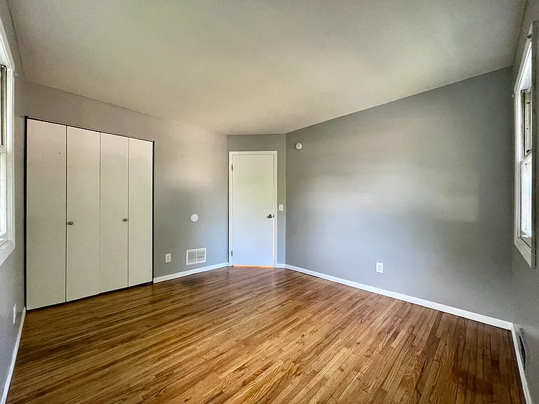 249 Winifred St E — Photo 2