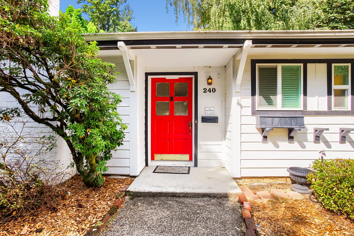 3 bed, 1.5 bath, 1300 sqft, $3,385 — Photo 2