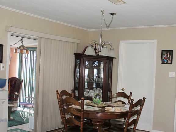 3rd image of 627 Willow Dr