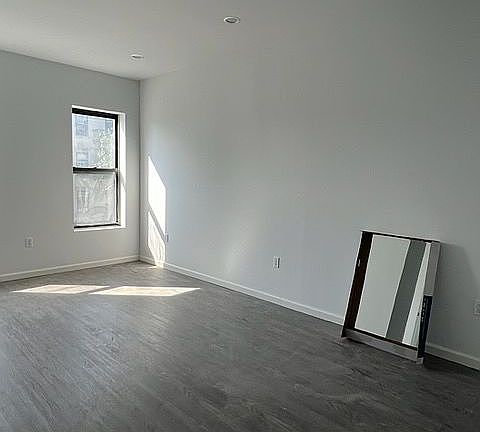 4th image of 31-49 Steinway St #3