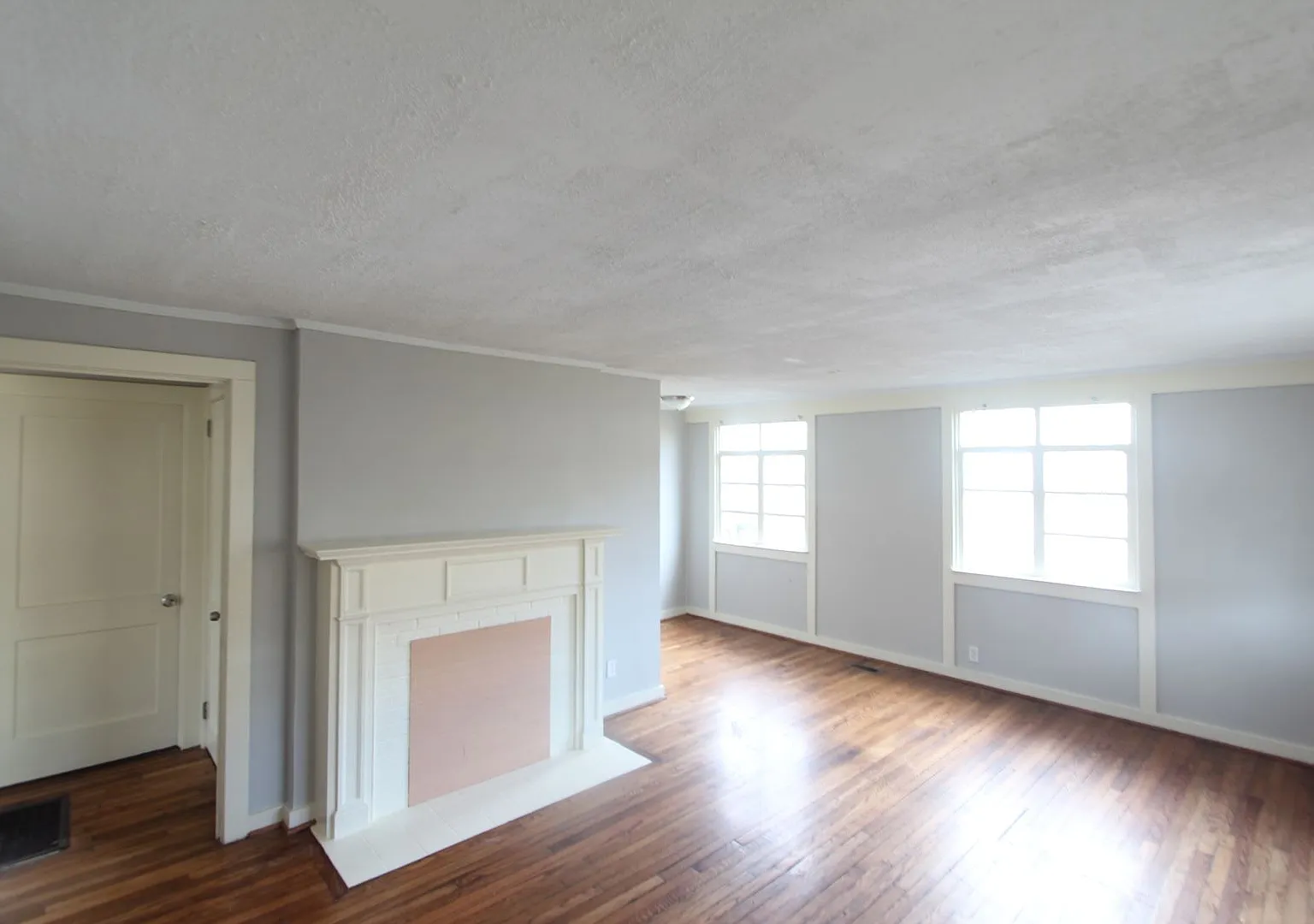 New On The Market! Fresh New Updates!! Better Hurry To See This One!! — Photo 2