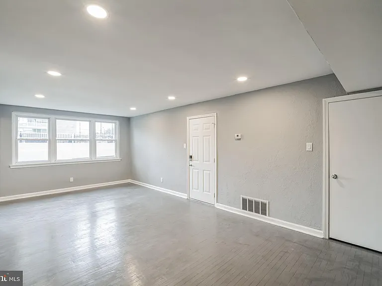 2137 Bryn Mawr Ave #3R — Photo 2