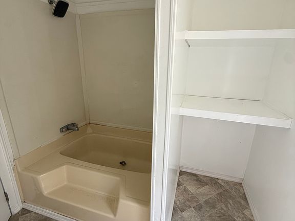 4th image of 6122 Virgil Ln