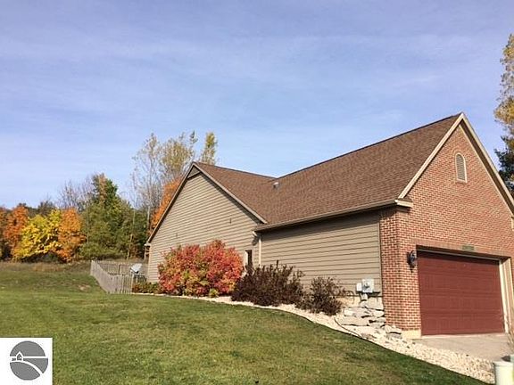 2nd image of 122 W Summerset Ct