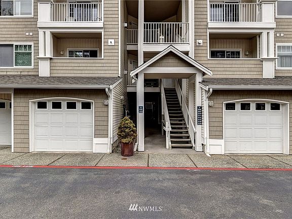 2nd image of 14714 Admiralty Way APT A319