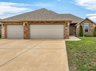 671 N Maplewood Hills Rd, Nixa, MO 65714