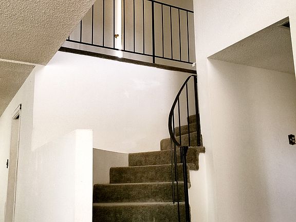 3rd image of 7208 Vivian Dr NE