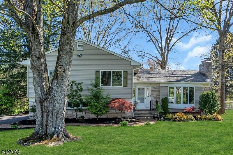 1st image of 42 Crest Dr
