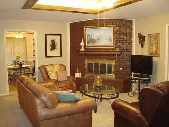 2nd image of 1510 Versailles Dr