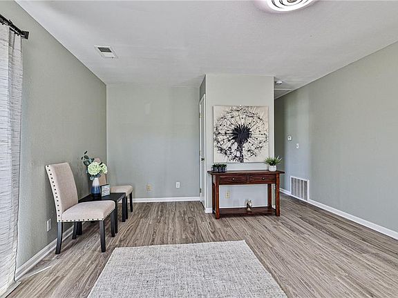 4th image of 744 Cheyenne Ave