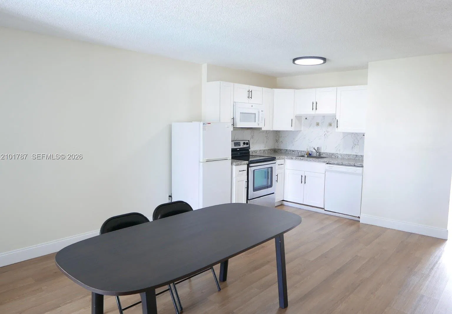 Three Seasons Condo Bldg — Photo 1