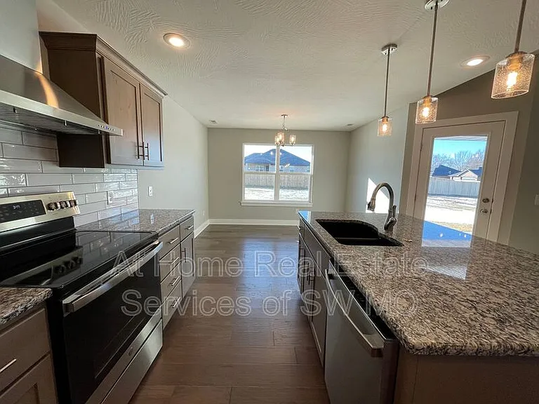 5943 S Iris Ln — Photo 5