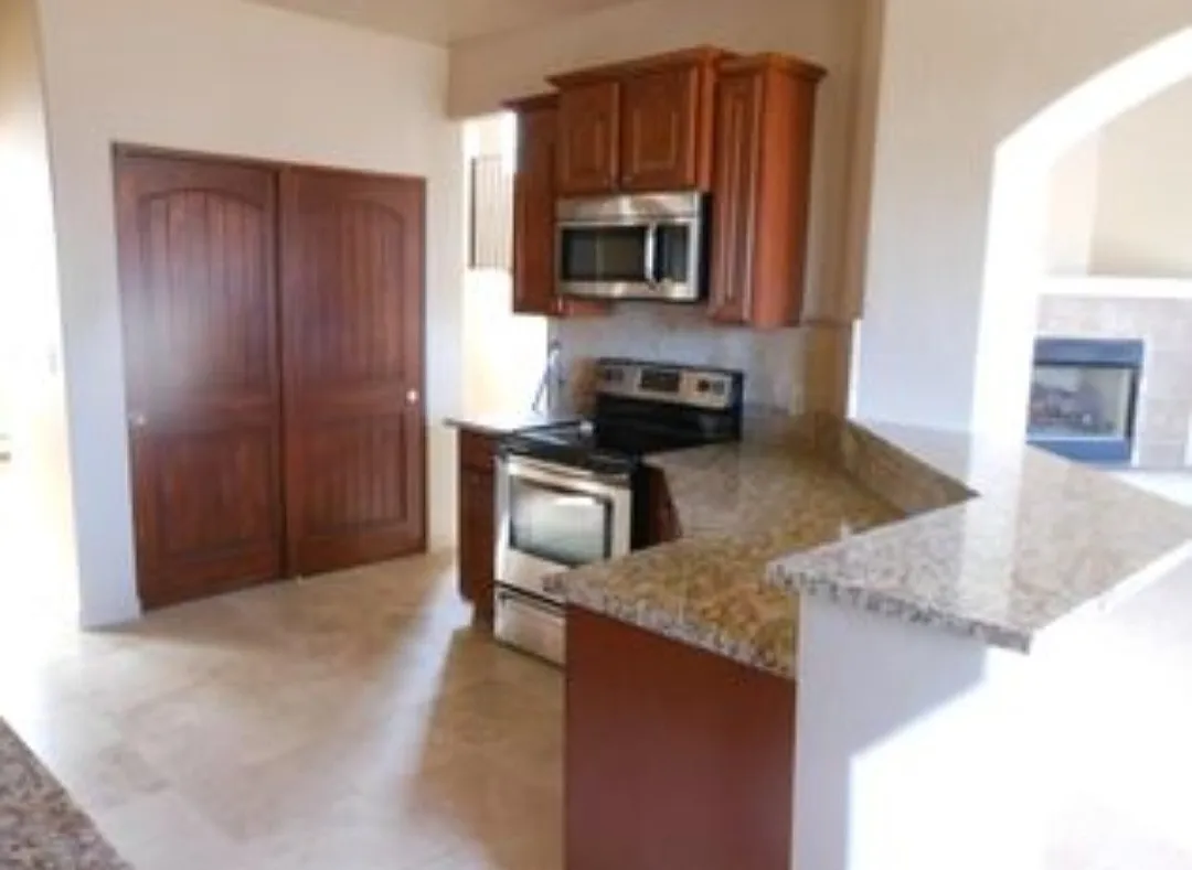 3 bed, 2734 sqft, $3,250 — Photo 2