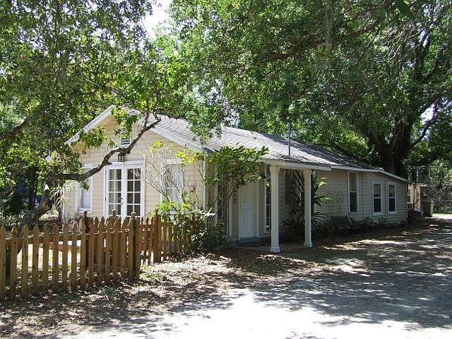 view from Bradenton road -studio is in the back. Last two windows are the unit for rent. entrance is form the back