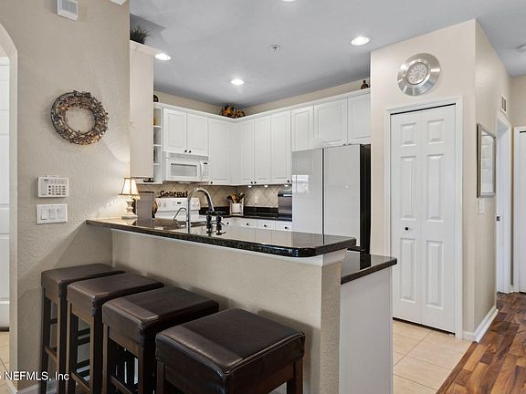 3rd image of 180 CALLE EL JARDIN #204