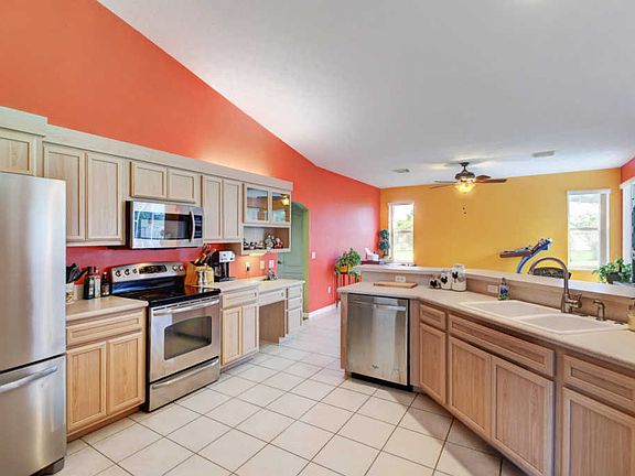2nd image of 159 SW Hawthorne Cir
