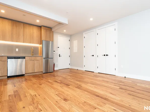 31-61 Vernon Boulevard 1L image 3 of 86