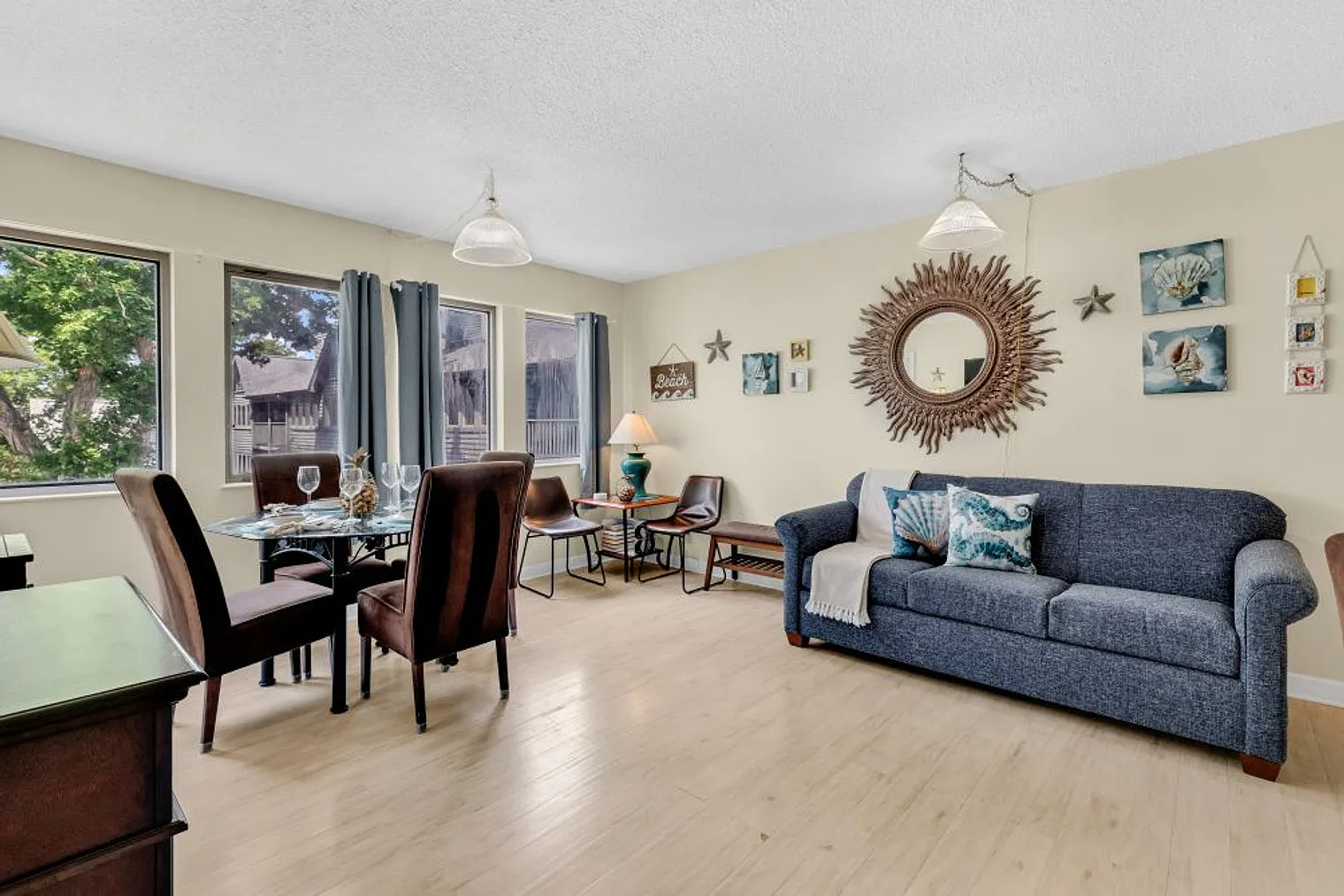 2 bed, 2.0 bath, 731 sqft, $2,761 — Photo 2