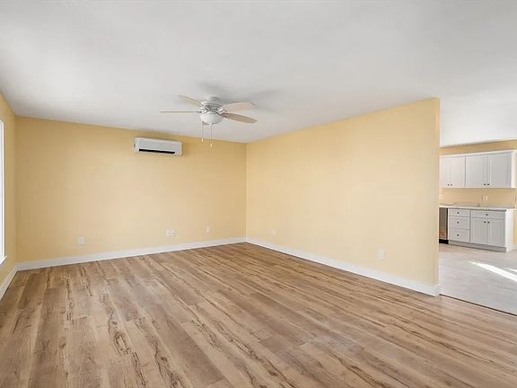 3rd image of 12 Glen Cove Pl