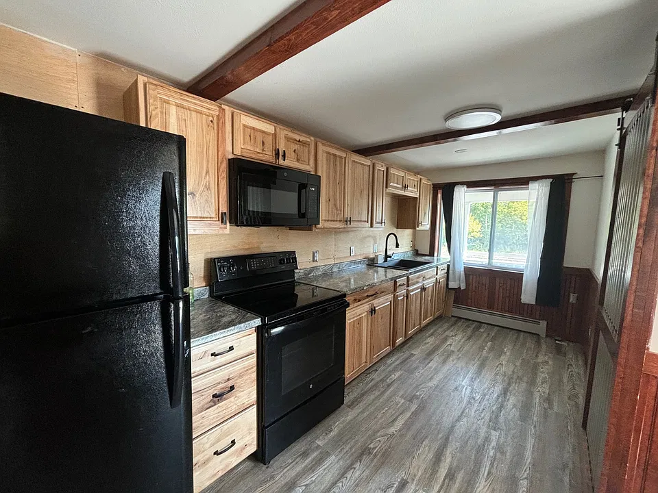 658 Main Rd N #1