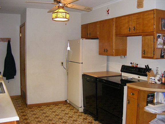 3rd image of 560 E College St