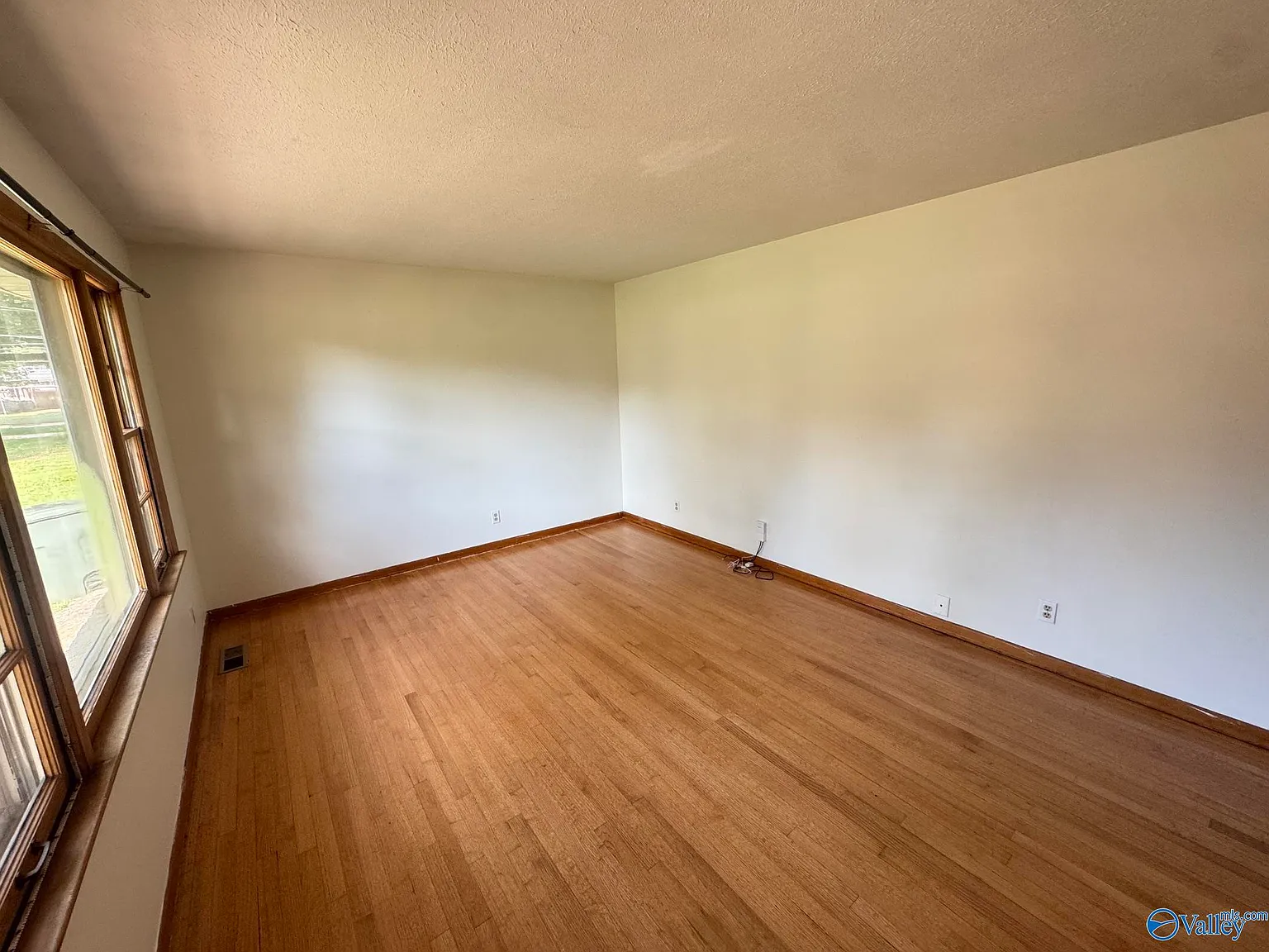 3 bed, 1.5 bath, 1270 sqft, $1,295 — Photo 4