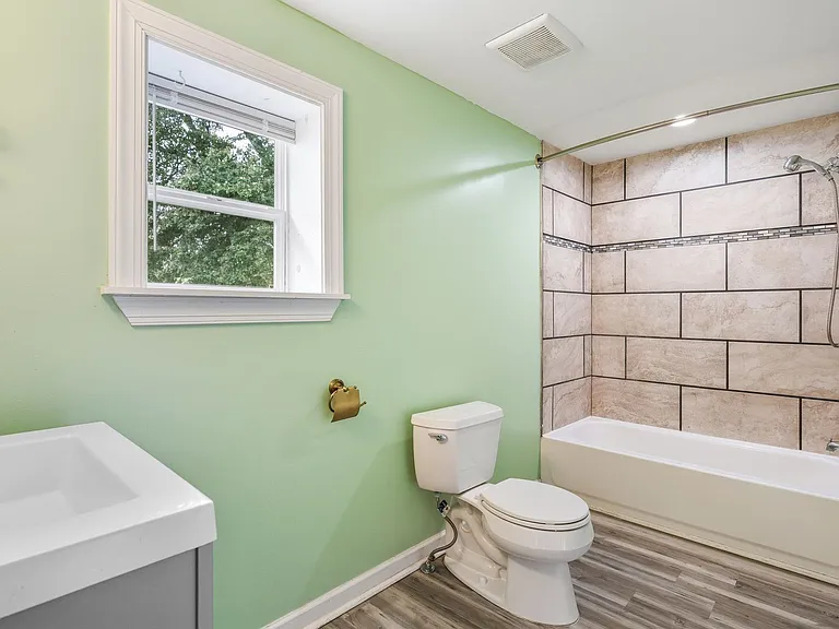 608 Lakeshore Dr — Photo 13