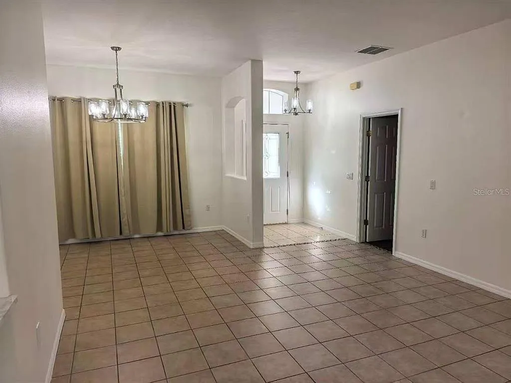 3 bed, 2.0 bath, 1687 sqft, $2,100 — Photo 3