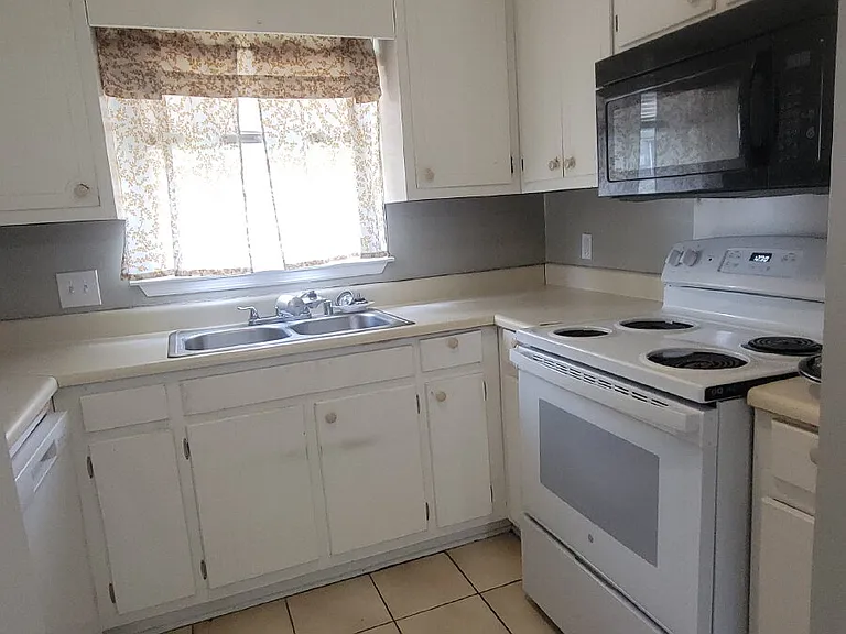 1502 Barrington Rd NW #B — Photo 8