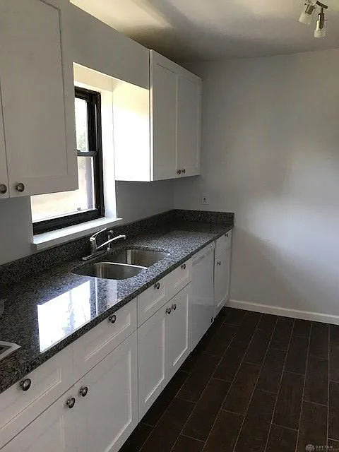 3 bed, 2.0 bath, 1156 sqft, $2,100 — Photo 3