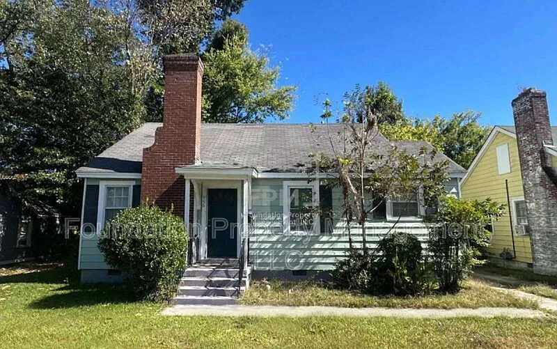 2 bed, 1.0 bath, 978 sqft, $992 — Photo 1