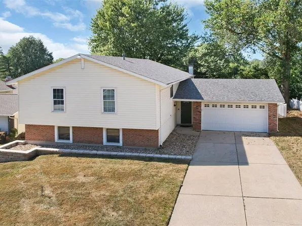 1511 Shadow Ln, Saint Charles, MO 63303