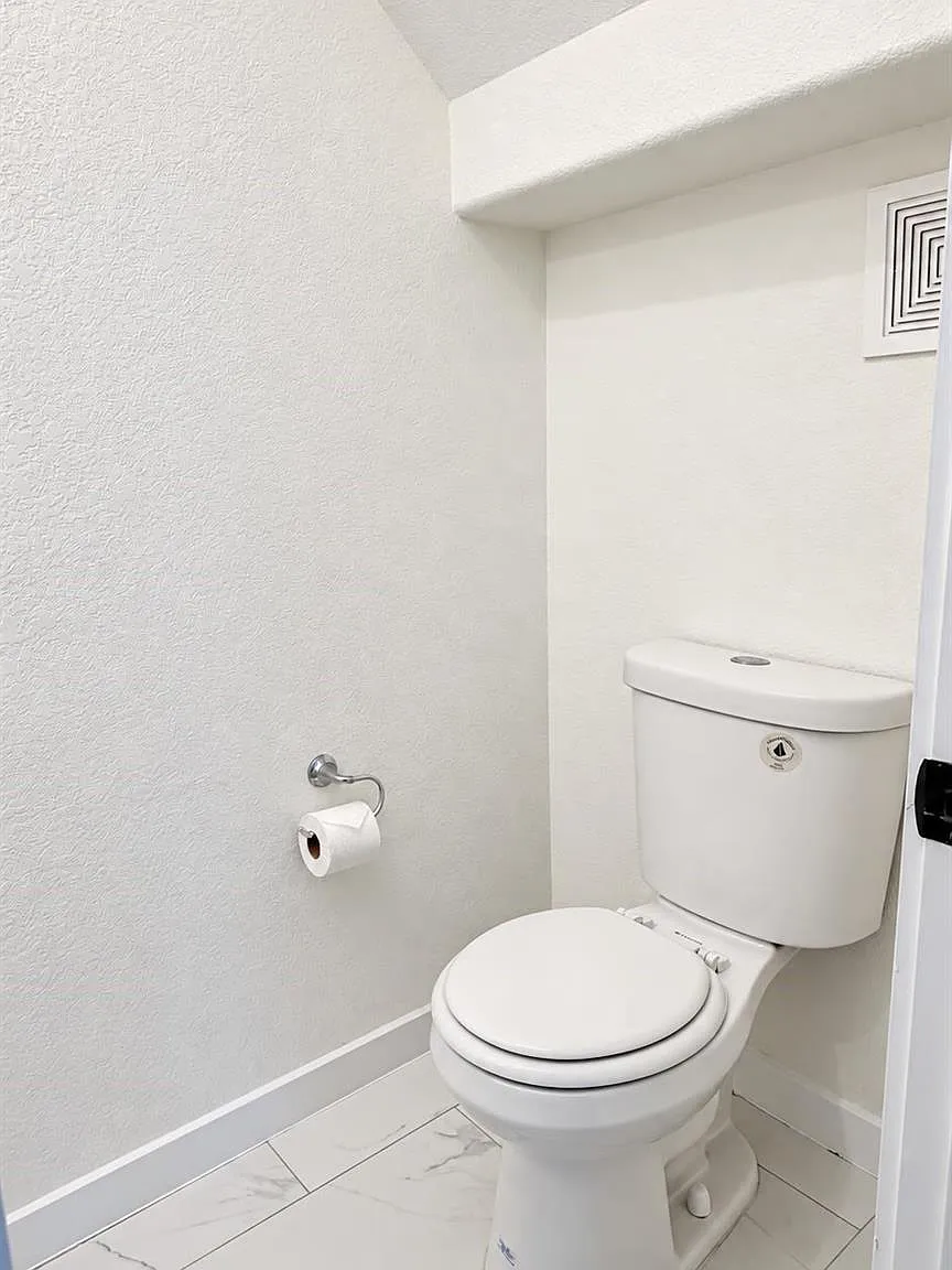 3 bed, 2.5 bath, 1830 sqft, $1,900 — Photo 4