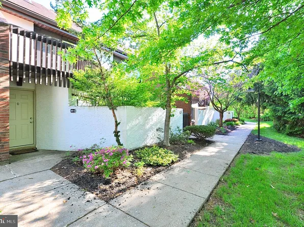 805 Stratford Dr APT 11, State College, PA 16801