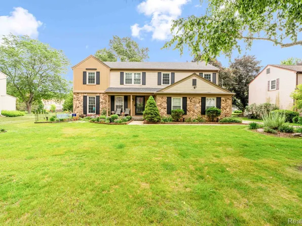 6611 Windmill Ln, West Bloomfield, MI 48324