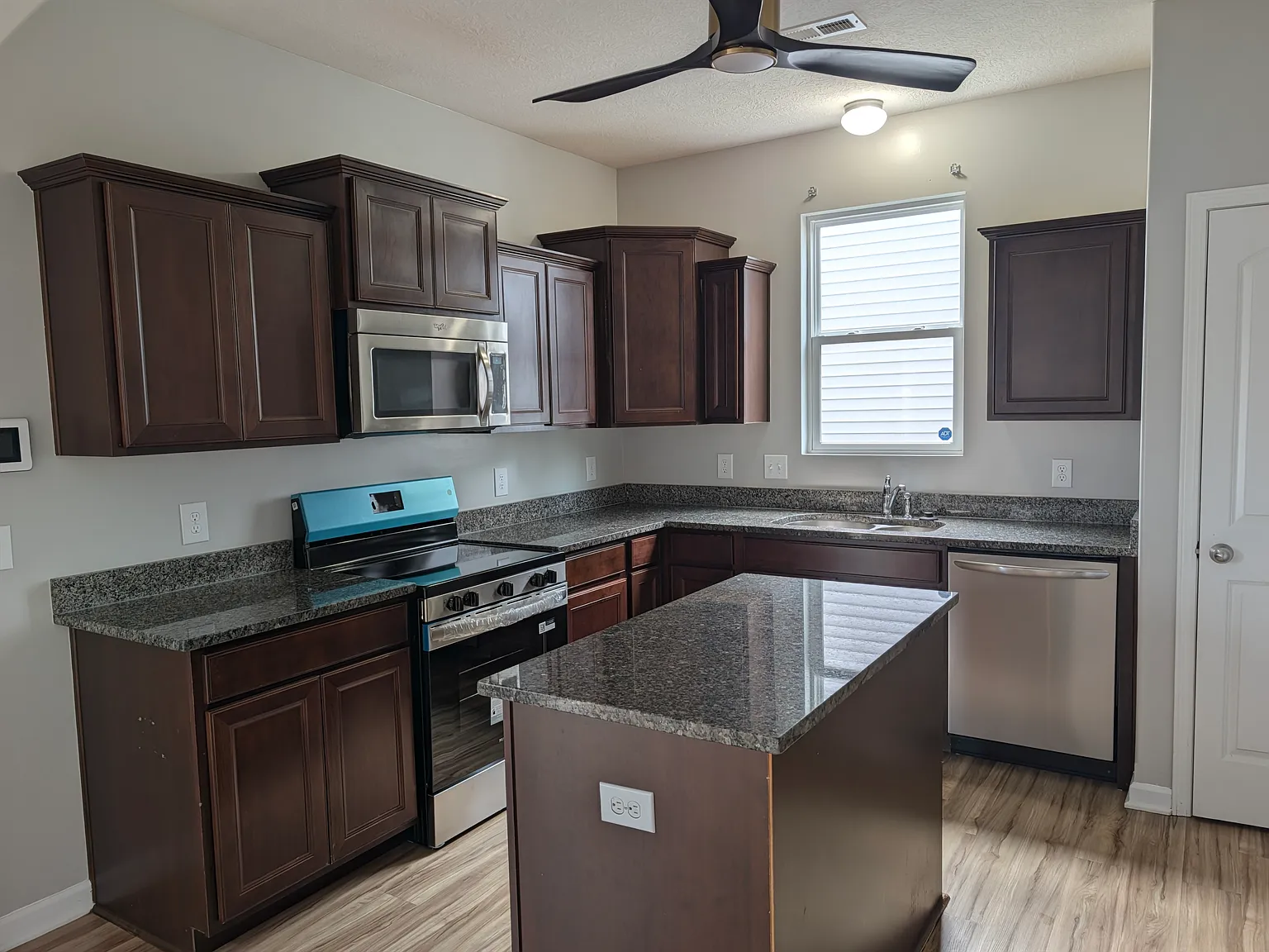 3 bed, 2.5 bath, 1588 sqft, $1,950 — Photo 4