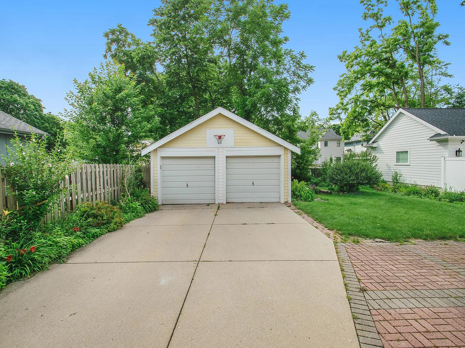 3 bed, 1.5 bath, 1300 sqft, $2,250 — Photo 3